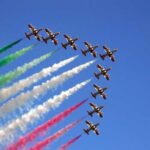 Le Frecce Tricolori in volo durante un air show, protagoniste dell’esibizione prevista all’Aquila nel 2026. Lo spettacolo aereo, promosso dal Comune con l’Aeronautica Militare, è tra gli eventi di maggiore richiamo dell’anno da Capitale della Cultura
