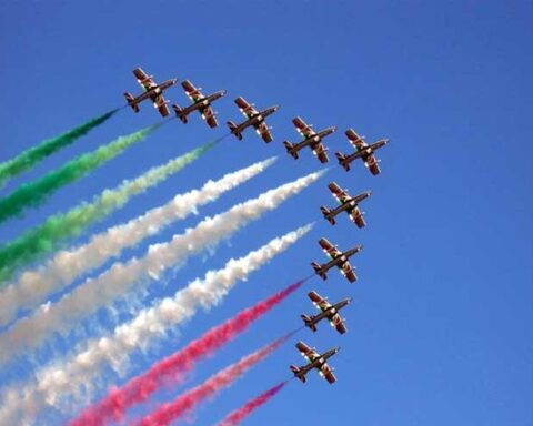 Le Frecce Tricolori in volo durante un air show, protagoniste dell’esibizione prevista all’Aquila nel 2026. Lo spettacolo aereo, promosso dal Comune con l’Aeronautica Militare, è tra gli eventi di maggiore richiamo dell’anno da Capitale della Cultura