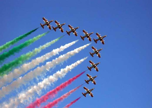Le Frecce Tricolori in volo durante un air show, protagoniste dell’esibizione prevista all’Aquila nel 2026. Lo spettacolo aereo, promosso dal Comune con l’Aeronautica Militare, è tra gli eventi di maggiore richiamo dell’anno da Capitale della Cultura