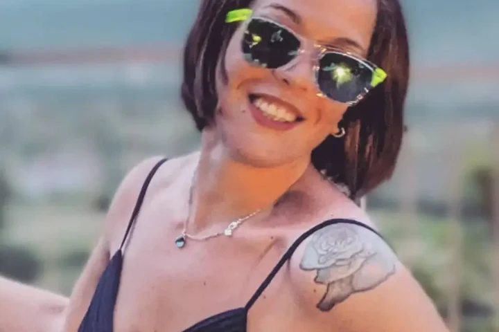 Laura Vietri, 32 anni, trovata senza vita in un laghetto in Val d’Aosta. L’autopsia ha accertato la morte per annegamento ed escluso segni di violenza, confermando l’ipotesi dell’incidente