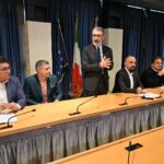 I consiglieri del Patto per l’Abruzzo durante la conferenza stampa di presentazione delle proposte alternative al bilancio regionale 2026. Al centro il biglietto unico regionale, il rafforzamento della sanità e il sostegno alle famiglie in difficoltà.