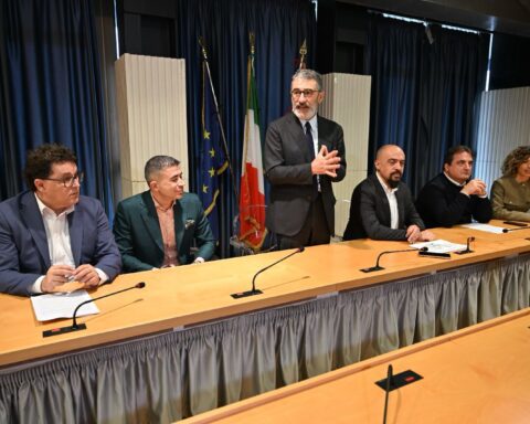 I consiglieri del Patto per l’Abruzzo durante la conferenza stampa di presentazione delle proposte alternative al bilancio regionale 2026. Al centro il biglietto unico regionale, il rafforzamento della sanità e il sostegno alle famiglie in difficoltà.