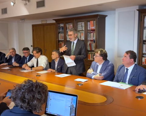 Conferenza stampa dei consiglieri regionali del Patto per l’Abruzzo sulla gestione dei fondi PNRR destinati alla sanità territoriale. Presentati i dati che denunciano ritardi e cantieri fermi nelle quattro province
