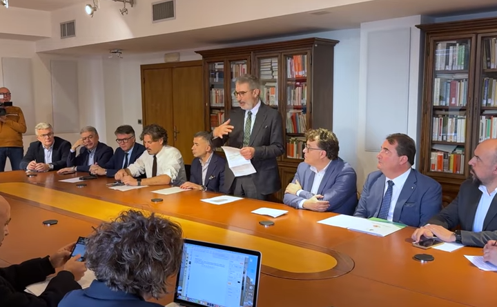 Conferenza stampa dei consiglieri regionali del Patto per l’Abruzzo sulla gestione dei fondi PNRR destinati alla sanità territoriale. Presentati i dati che denunciano ritardi e cantieri fermi nelle quattro province