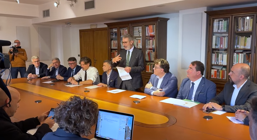 Conferenza stampa dei consiglieri regionali del Patto per l’Abruzzo sulla gestione dei fondi PNRR destinati alla sanità territoriale. Presentati i dati che denunciano ritardi e cantieri fermi nelle quattro province