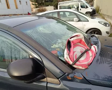 Un’auto abbandonata davanti alla mensa di Celestino, usata come riparo di fortuna da due migranti durante la notte a –5 gradi. Sul parabrezza le coperte distribuite dai volontari