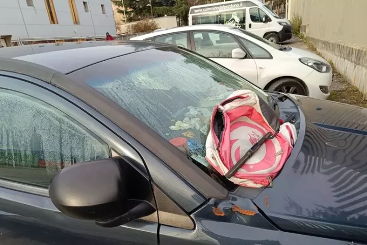 Un’auto abbandonata davanti alla mensa di Celestino, usata come riparo di fortuna da due migranti durante la notte a –5 gradi. Sul parabrezza le coperte distribuite dai volontari