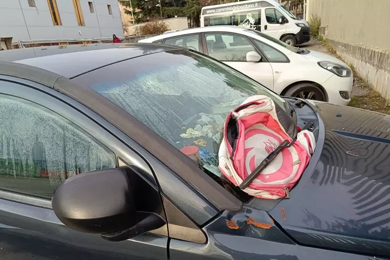 Un’auto abbandonata davanti alla mensa di Celestino, usata come riparo di fortuna da due migranti durante la notte a –5 gradi. Sul parabrezza le coperte distribuite dai volontari