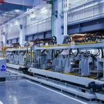 Linea produttiva industriale in uno stabilimento manifatturiero, simbolo delle aziende coinvolte nelle vertenze aperte in Valle Peligna.