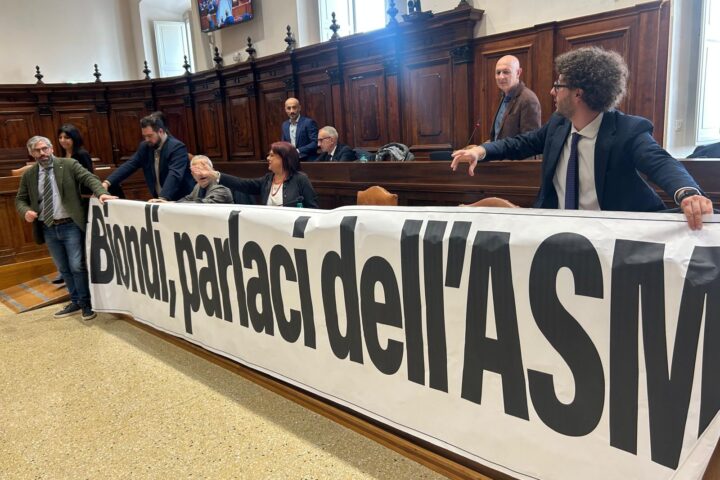 Protesta delle opposizioni durante il Consiglio comunale dell’Aquila, con l’esposizione di uno striscione sulla crisi finanziaria di ASM.