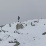 Un operatore del Soccorso Alpino impegnato nelle ricerche sul Gran Sasso, tra neve al suolo e visibilità limitata