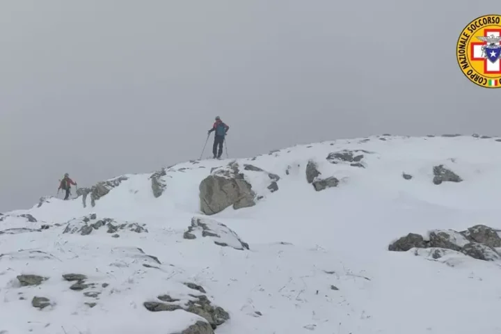 Un operatore del Soccorso Alpino impegnato nelle ricerche sul Gran Sasso, tra neve al suolo e visibilità limitata