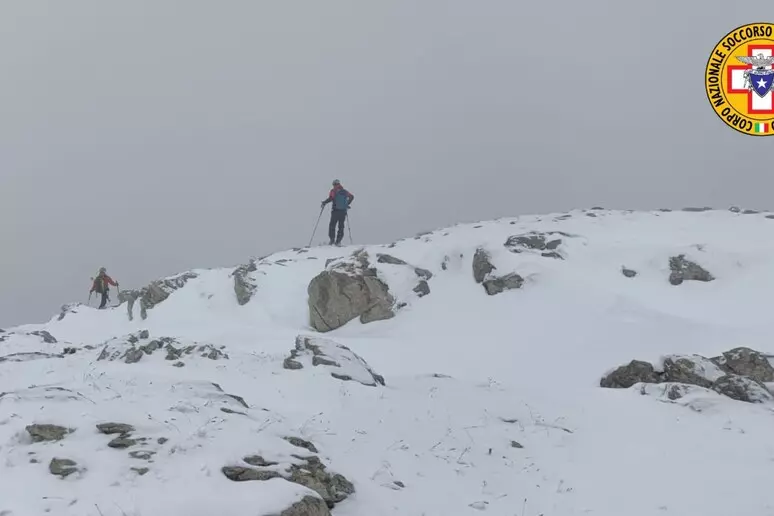 Un operatore del Soccorso Alpino impegnato nelle ricerche sul Gran Sasso, tra neve al suolo e visibilità limitata