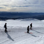 Sciatori sulle piste di Campo Imperatore dove l’8 dicembre riapre la stagione invernale: tornano operativi la funivia Fonte Cerreto–Campo Imperatore e la seggiovia Le Fontari