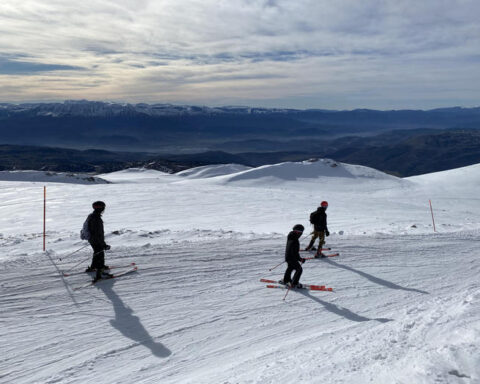 Sciatori sulle piste di Campo Imperatore dove l’8 dicembre riapre la stagione invernale: tornano operativi la funivia Fonte Cerreto–Campo Imperatore e la seggiovia Le Fontari
