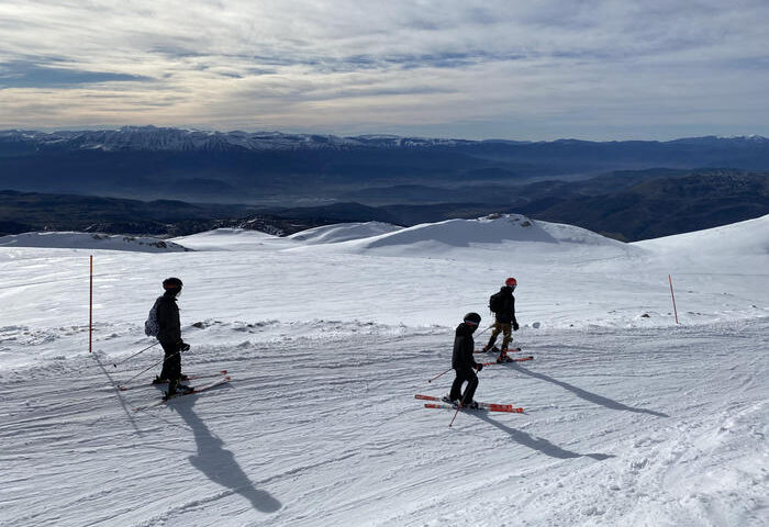 Sciatori sulle piste di Campo Imperatore dove l’8 dicembre riapre la stagione invernale: tornano operativi la funivia Fonte Cerreto–Campo Imperatore e la seggiovia Le Fontari