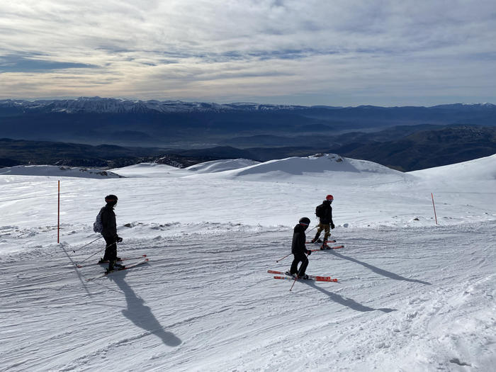 Sciatori sulle piste di Campo Imperatore dove l’8 dicembre riapre la stagione invernale: tornano operativi la funivia Fonte Cerreto–Campo Imperatore e la seggiovia Le Fontari