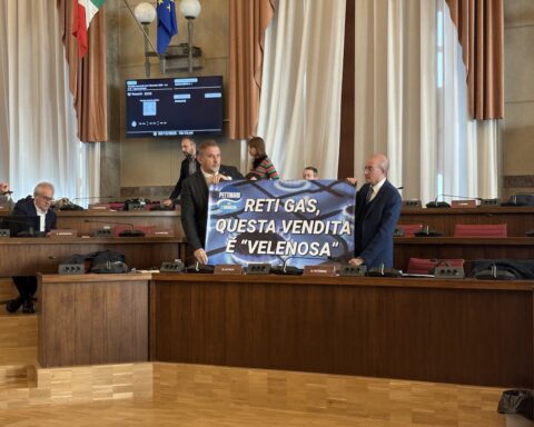 Pescara, tensione in Consiglio comunale sulla vendita delle reti del gas: il gruppo Pettinari si ammanetta in aula