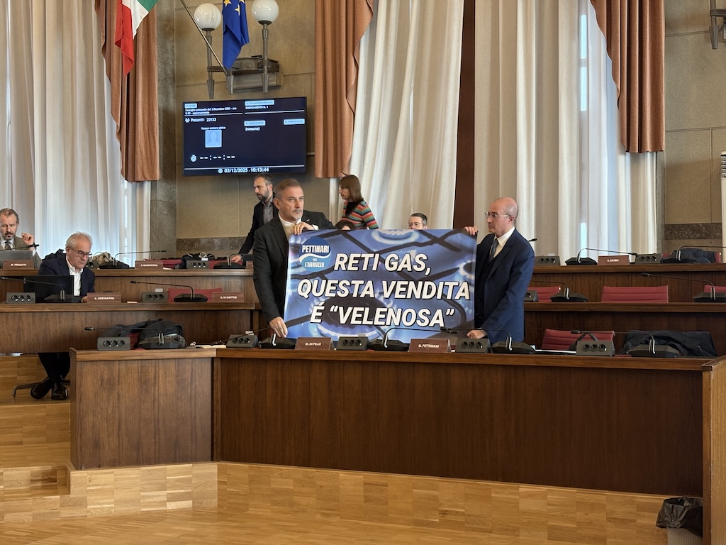 Pescara, tensione in Consiglio comunale sulla vendita delle reti del gas: il gruppo Pettinari si ammanetta in aula