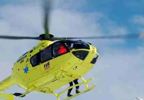 Elicottero impegnato nelle operazioni di soccorso in ambiente montano. Il mezzo è intervenuto nell’area di Champoluc a supporto delle ricerche e del recupero nel lago di Pilaz