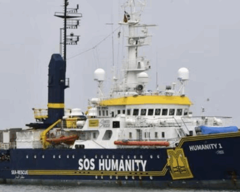 La nave Humanity1 è arrivata al porto di Ortona con 85 migranti a bordo