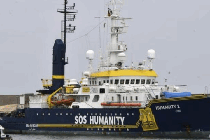 La nave Humanity1 è arrivata al porto di Ortona con 85 migranti a bordo