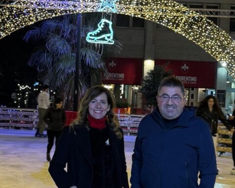 L'assessore Zaira Zamparelli e il gestore della pista di pattinaggio Massimo Di Francesco