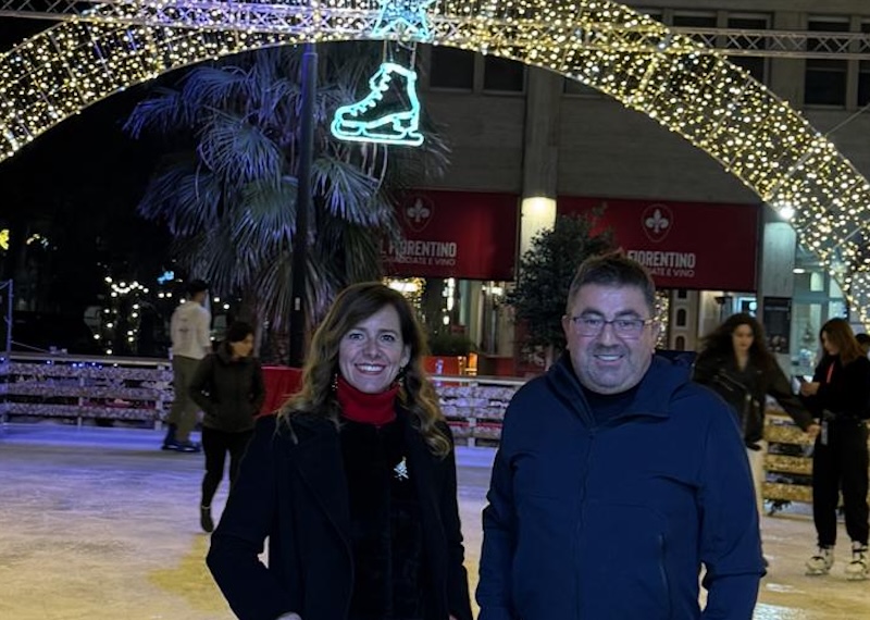 L'assessore Zaira Zamparelli e il gestore della pista di pattinaggio Massimo Di Francesco