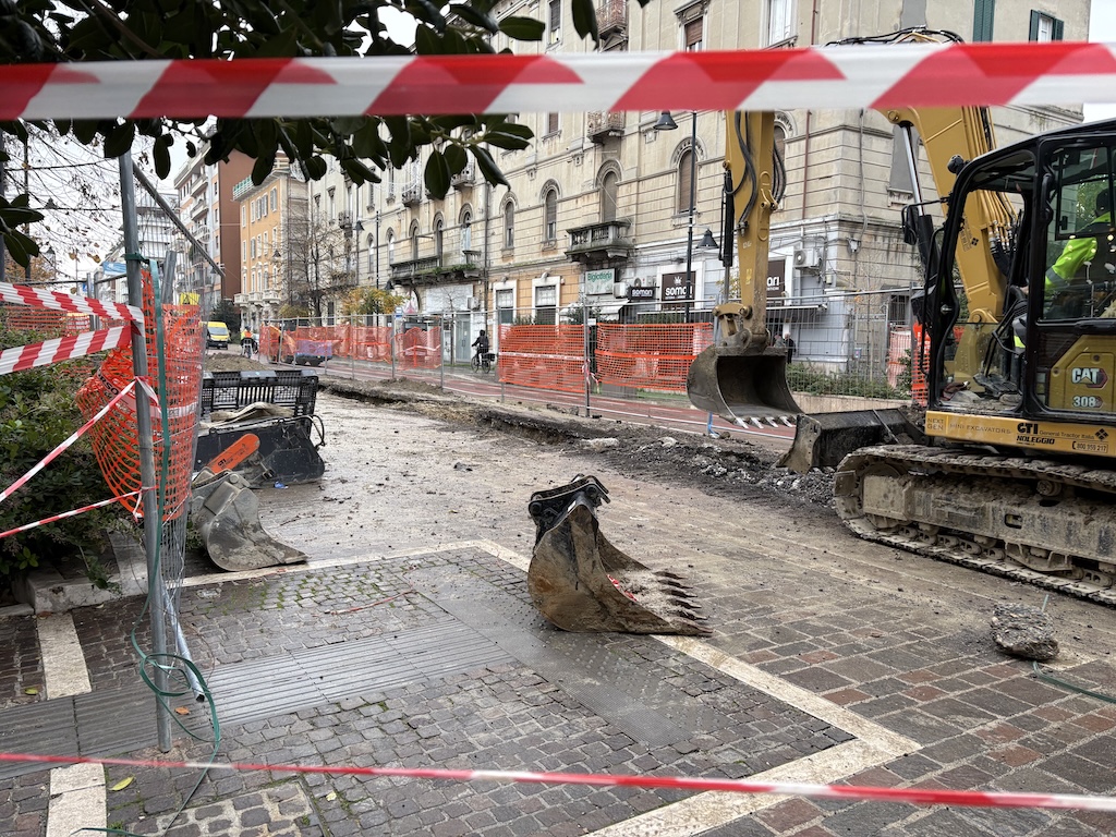 I lavori dell'aca su Corso Vittorio Emanuele a pescara