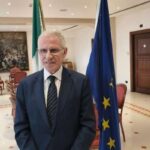 Il prefetto dell’Aquila Vito Cusumano durante l’incontro con la stampa a poche ore dall’insediamento. Al centro del confronto il tema della gestione dei migranti e l’equilibrio tra attenzione alle persone e rispetto delle regole