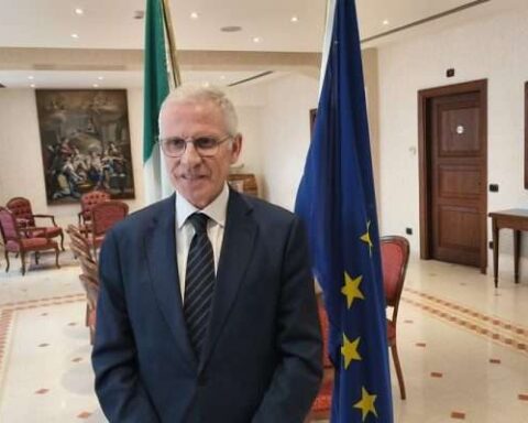 Il prefetto dell’Aquila Vito Cusumano durante l’incontro con la stampa a poche ore dall’insediamento. Al centro del confronto il tema della gestione dei migranti e l’equilibrio tra attenzione alle persone e rispetto delle regole