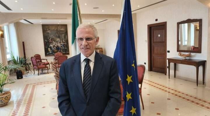 Il prefetto dell’Aquila Vito Cusumano durante l’incontro con la stampa a poche ore dall’insediamento. Al centro del confronto il tema della gestione dei migranti e l’equilibrio tra attenzione alle persone e rispetto delle regole