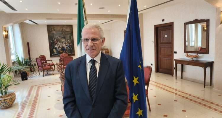 Il prefetto dell’Aquila Vito Cusumano durante l’incontro con la stampa a poche ore dall’insediamento. Al centro del confronto il tema della gestione dei migranti e l’equilibrio tra attenzione alle persone e rispetto delle regole