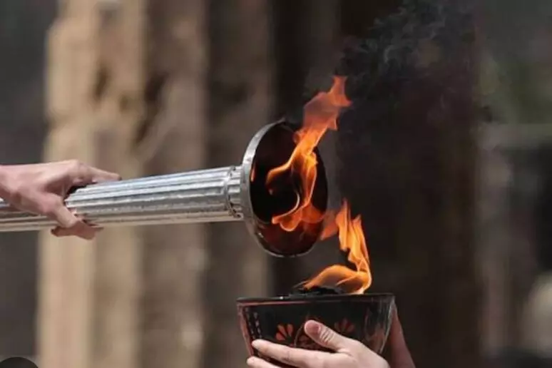 La Fiamma olimpica accende il braciere durante una tappa della staffetta di Milano Cortina 2026. Un gesto simbolico che segna l’arrivo della torcia in città e il momento culminante della cerimonia