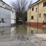 Accumuli d’acqua in un’area urbana della Valle dell’Aterno dopo le intense precipitazioni. Il maltempo fa salire i livelli del fiume e mantiene alta l’attenzione su viabilità e infrastrutture del territorio aquilano