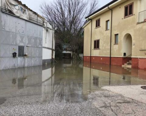 Accumuli d’acqua in un’area urbana della Valle dell’Aterno dopo le intense precipitazioni. Il maltempo fa salire i livelli del fiume e mantiene alta l’attenzione su viabilità e infrastrutture del territorio aquilano