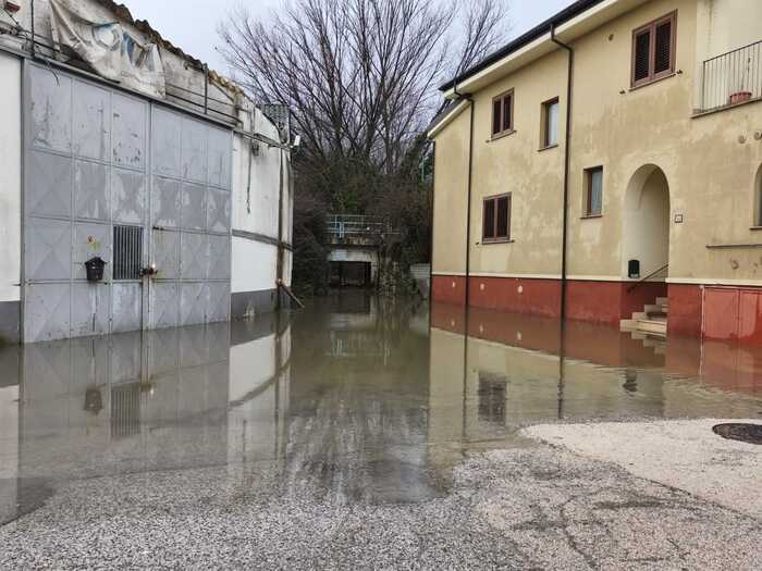 Accumuli d’acqua in un’area urbana della Valle dell’Aterno dopo le intense precipitazioni. Il maltempo fa salire i livelli del fiume e mantiene alta l’attenzione su viabilità e infrastrutture del territorio aquilano