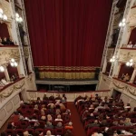 Veduta della platea e dei palchi del Teatro Marrucino, uno dei principali luoghi della produzione culturale abruzzese. Un’immagine simbolo del sistema culturale regionale, al centro dei dati del Rapporto Io sono cultura 2025 di Symbola