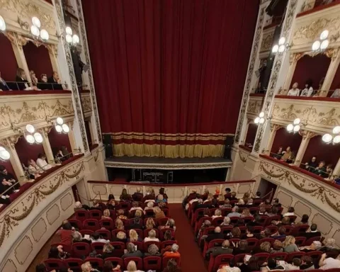 Veduta della platea e dei palchi del Teatro Marrucino, uno dei principali luoghi della produzione culturale abruzzese. Un’immagine simbolo del sistema culturale regionale, al centro dei dati del Rapporto Io sono cultura 2025 di Symbola
