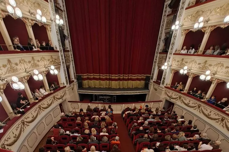 Veduta della platea e dei palchi del Teatro Marrucino, uno dei principali luoghi della produzione culturale abruzzese. Un’immagine simbolo del sistema culturale regionale, al centro dei dati del Rapporto Io sono cultura 2025 di Symbola