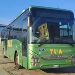 Un autobus di Tua in servizio su una linea regionale del Trasporto pubblico locale. Domani lo sciopero di quattro ore proclamato dai sindacati contro la gestione dell’azienda e le politiche regionali sul Tpl