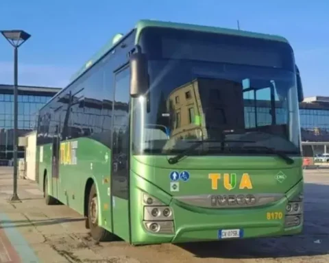 Un autobus di Tua in servizio su una linea regionale del Trasporto pubblico locale. Domani lo sciopero di quattro ore proclamato dai sindacati contro la gestione dell’azienda e le politiche regionali sul Tpl