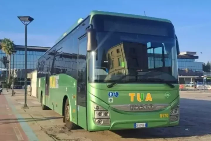 Un autobus di Tua in servizio su una linea regionale del Trasporto pubblico locale. Domani lo sciopero di quattro ore proclamato dai sindacati contro la gestione dell’azienda e le politiche regionali sul Tpl