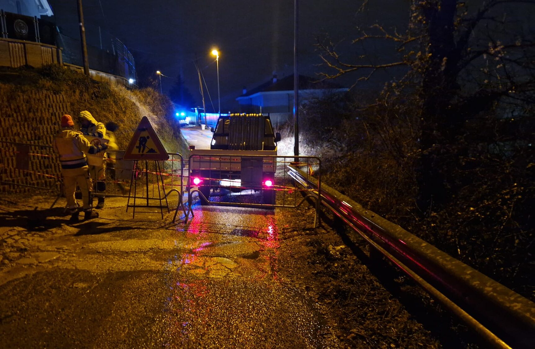 L'Aquila - distacco tratto scarpata via Vasca Penta