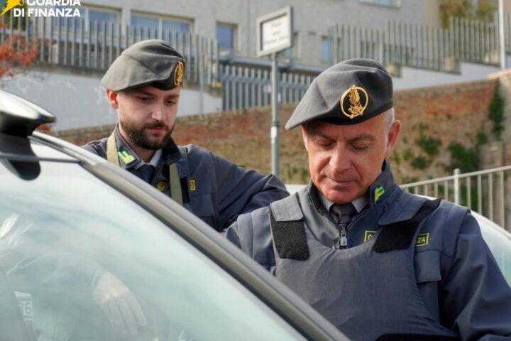 Guardia di Finanza di Chieti. Pusher ai domiciliari continuava a spacciare, condotto in carcere