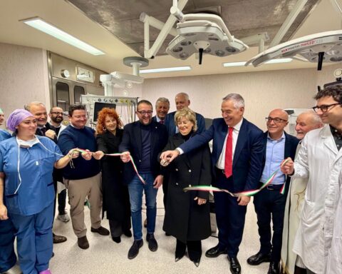 Attivo il secondo robot. Al via la riorganizzazione della rete operatoria: la ASL 1 unica in Abruzzo con tre sistemi robotici e tra le prime cinque in Italia per volumi su singola piattaforma.