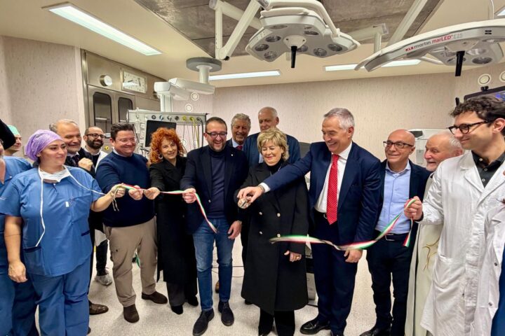 Attivo il secondo robot. Al via la riorganizzazione della rete operatoria: la ASL 1 unica in Abruzzo con tre sistemi robotici e tra le prime cinque in Italia per volumi su singola piattaforma.