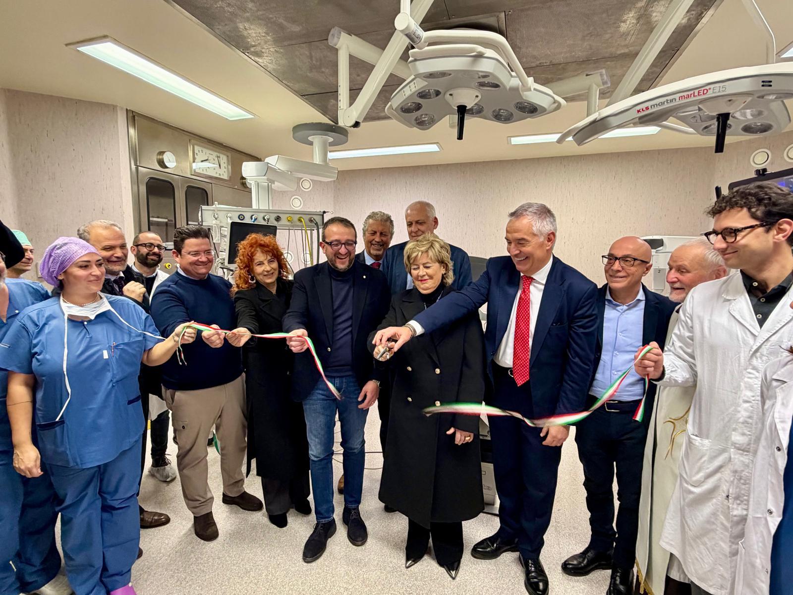 Attivo il secondo robot. Al via la riorganizzazione della rete operatoria: la ASL 1 unica in Abruzzo con tre sistemi robotici e tra le prime cinque in Italia per volumi su singola piattaforma.