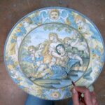 La ceramica di Castelli scelta dal Ministero: 300 piatti d’arte per rappresentare l’Italia nel mondo