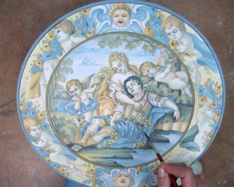 La ceramica di Castelli scelta dal Ministero: 300 piatti d’arte per rappresentare l’Italia nel mondo